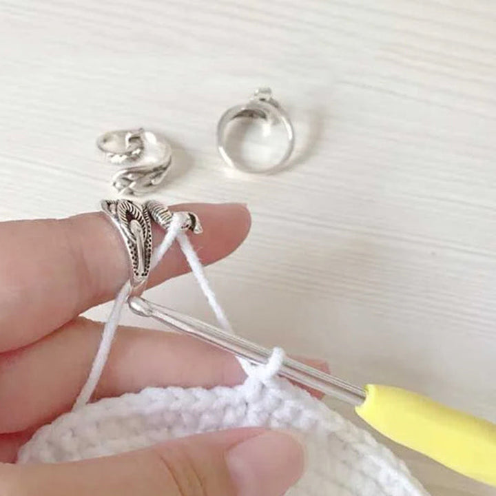 "Justerbar silverpläterad stickslinga för stickning, visar elegant miljövänlig design och hållbara material."
