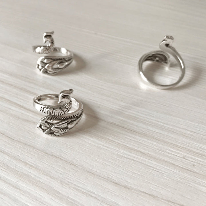 "Justerbar silverpläterad stickslinga för stickning, visar elegant miljövänlig design och hållbara material."