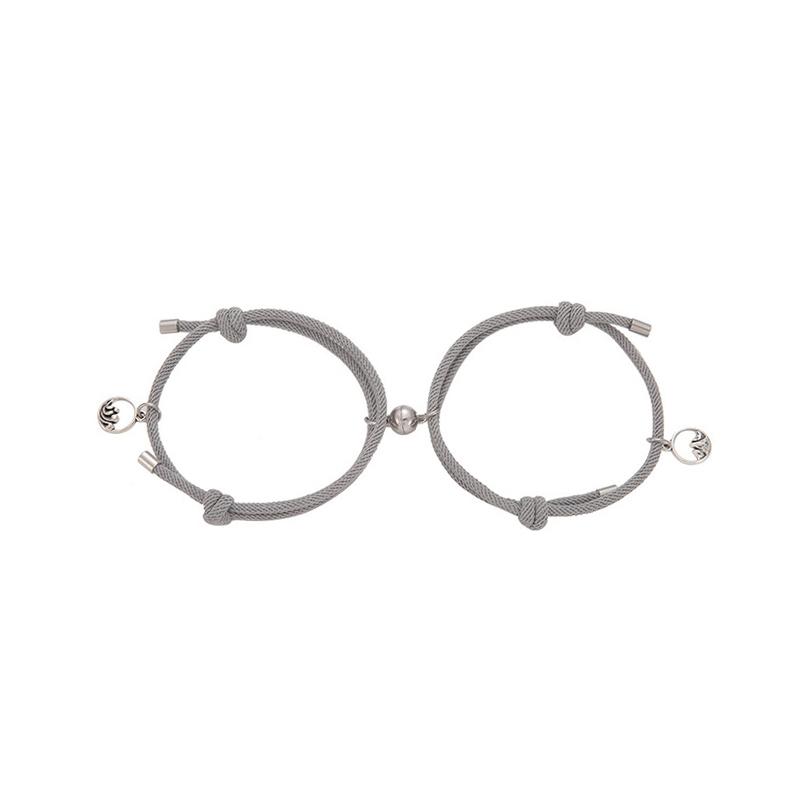 "Justerbara magnetiska armband för par, nickelfria, svart och rött rep med metallspänne, symboliserar lojalitet och kärlek."