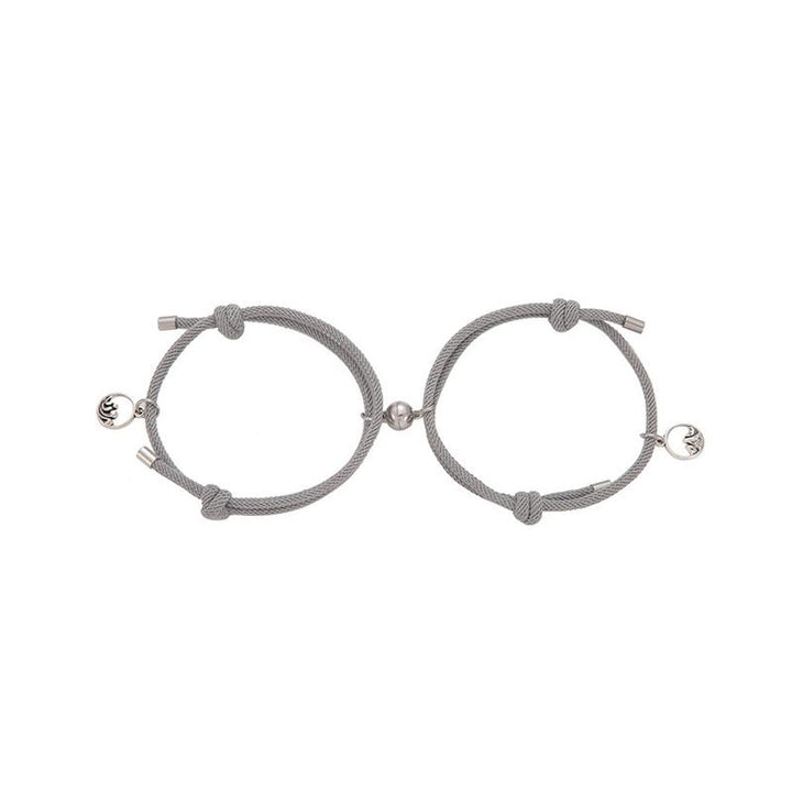 "Justerbara magnetiska armband för par, nickelfria, svart och rött rep med metallspänne, symboliserar lojalitet och kärlek."