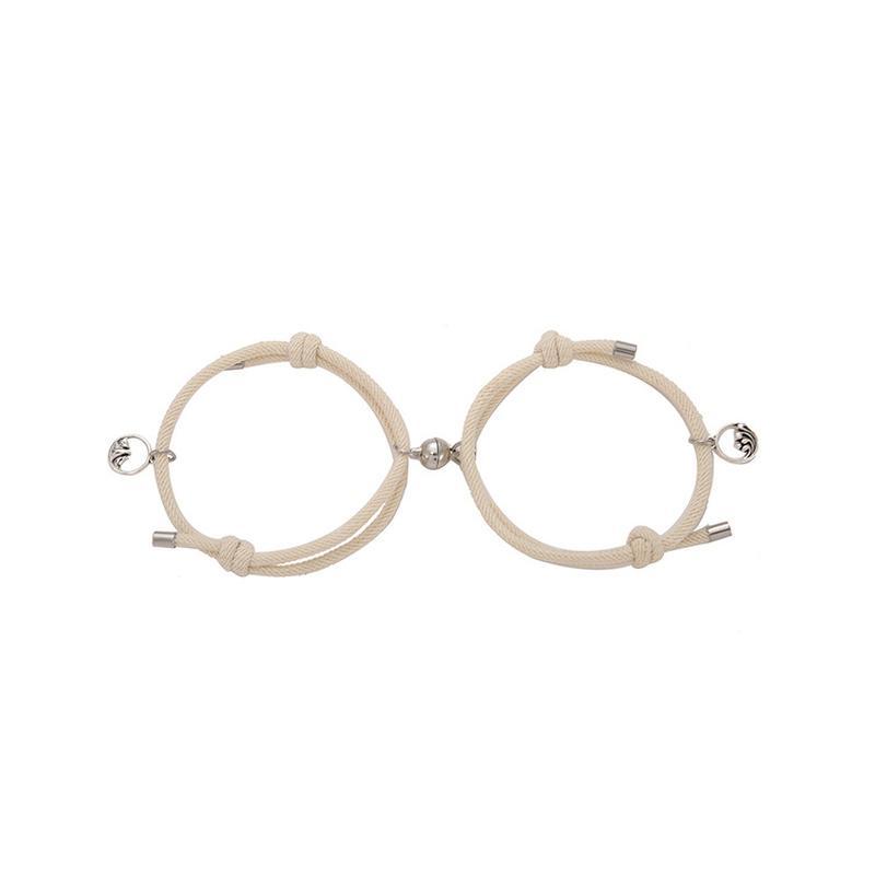 "Justerbara magnetiska armband för par, nickelfria, svart och rött rep med metallspänne, symboliserar lojalitet och kärlek."