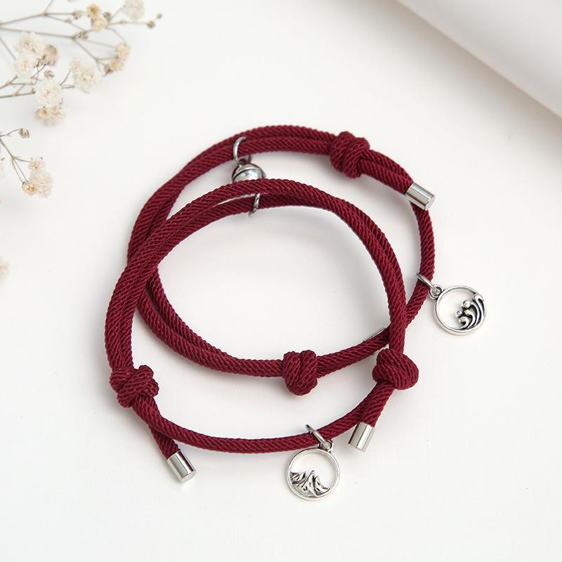 "Justerbara magnetiska armband för par, nickelfria, svart och rött rep med metallspänne, symboliserar lojalitet och kärlek."