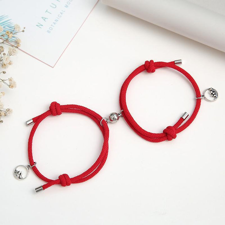 "Justerbara magnetiska armband för par, nickelfria, svart och rött rep med metallspänne, symboliserar lojalitet och kärlek."
