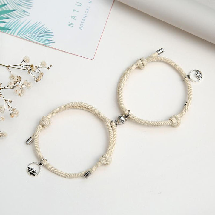 "Justerbara magnetiska armband för par, nickelfria, svart och rött rep med metallspänne, symboliserar lojalitet och kärlek."