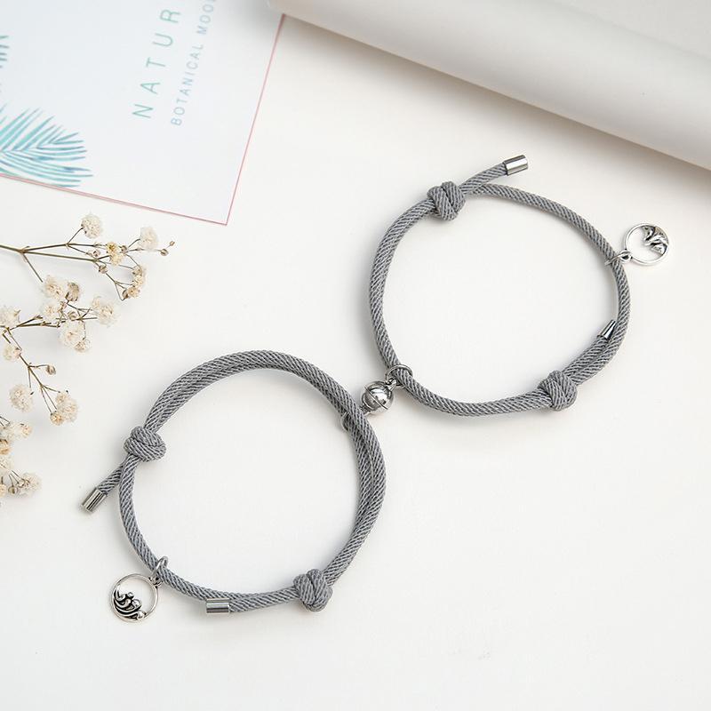 "Justerbara magnetiska armband för par, nickelfria, svart och rött rep med metallspänne, symboliserar lojalitet och kärlek."