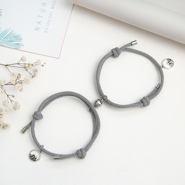 "Justerbara magnetiska armband för par, nickelfria, svart och rött rep med metallspänne, symboliserar lojalitet och kärlek."