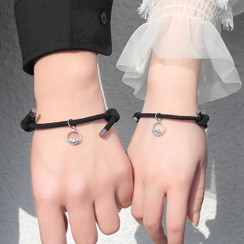 "Justerbara magnetiska armband för par, nickelfria, svart och rött rep med metallspänne, symboliserar lojalitet och kärlek."
