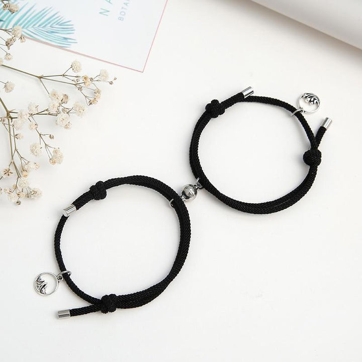 "Justerbara magnetiska armband för par, nickelfria, svart och rött rep med metallspänne, symboliserar lojalitet och kärlek."