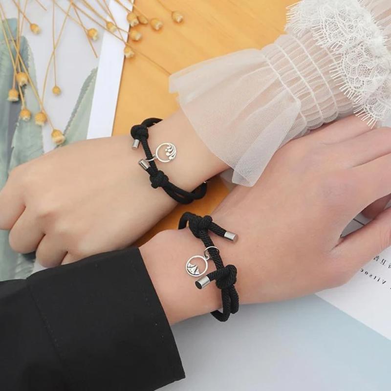 "Justerbara magnetiska armband för par, nickelfria, svart och rött rep med metallspänne, symboliserar lojalitet och kärlek."