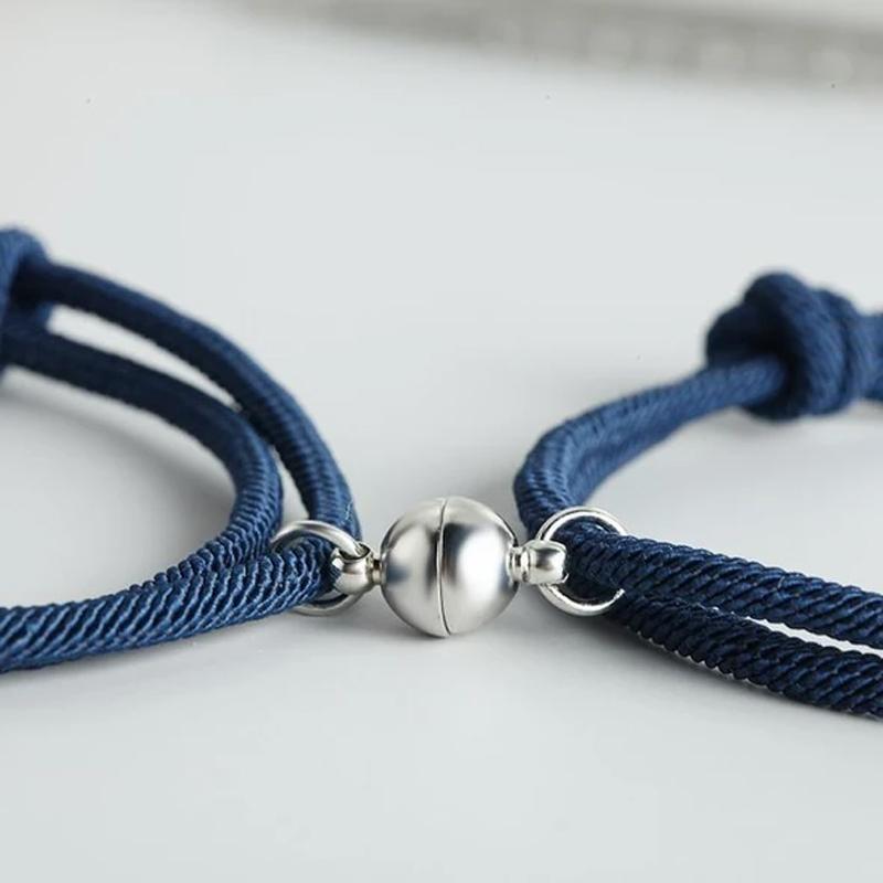 "Justerbara magnetiska armband för par, nickelfria, svart och rött rep med metallspänne, symboliserar lojalitet och kärlek."