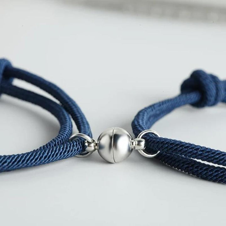 "Justerbara magnetiska armband för par, nickelfria, svart och rött rep med metallspänne, symboliserar lojalitet och kärlek."
