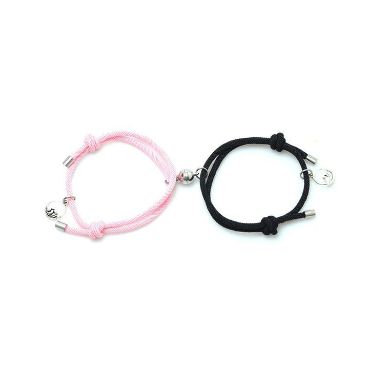 "Justerbara magnetiska armband för par, nickelfria, svart och rött rep med metallspänne, symboliserar lojalitet och kärlek."