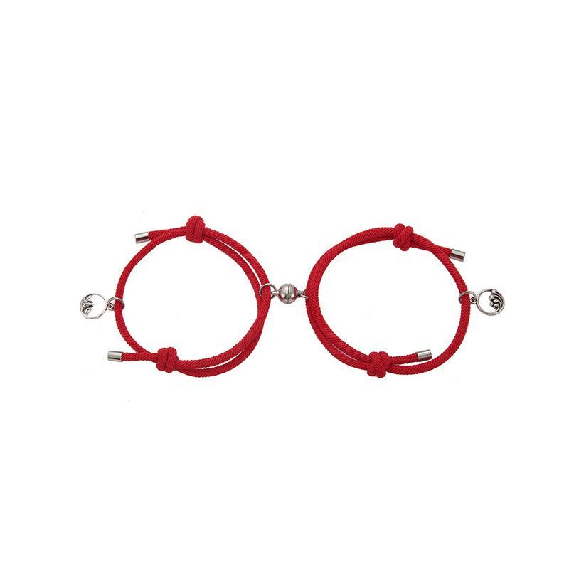 "Justerbara magnetiska armband för par, nickelfria, svart och rött rep med metallspänne, symboliserar lojalitet och kärlek."