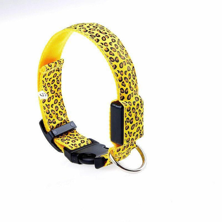 "Justerbart LED hundhalsband för nattbruk, nylon, synligt i mörker med blått, rött eller gult ljus, unisex design."