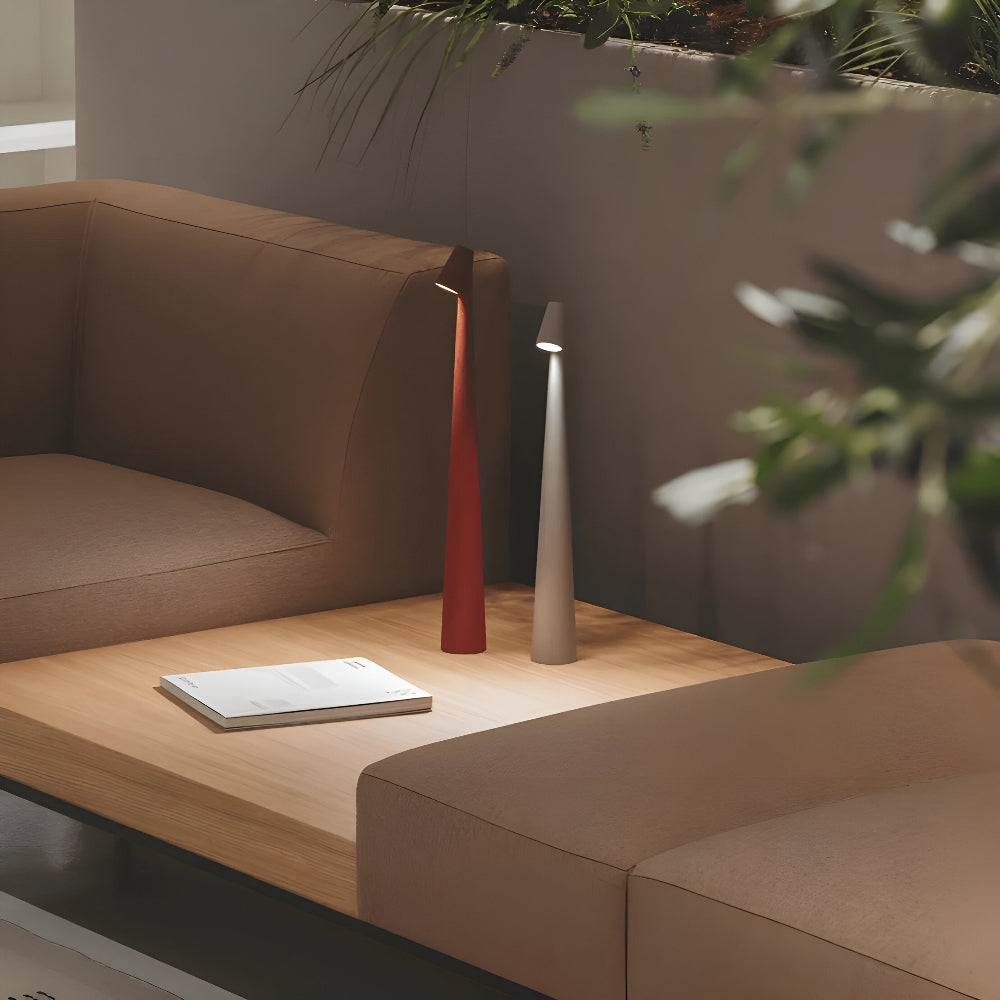 Designad LED-bordslampa som sprider dekorativt ljus på restaurangbord