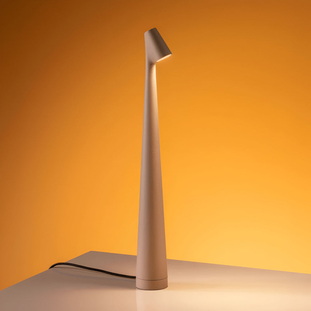 Detaljbild på lampans skärm och eleganta fot i metall