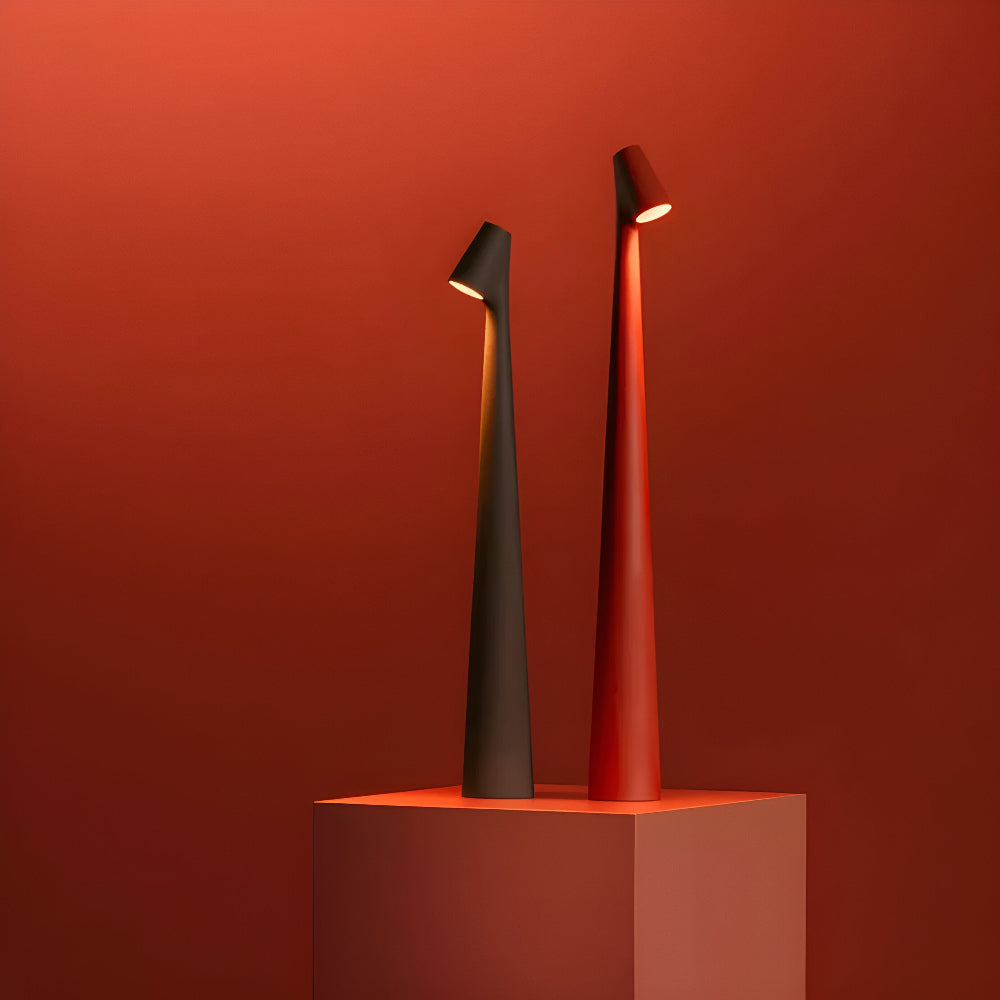 Trådlös LED bordslampa i röd och svart stående på podium