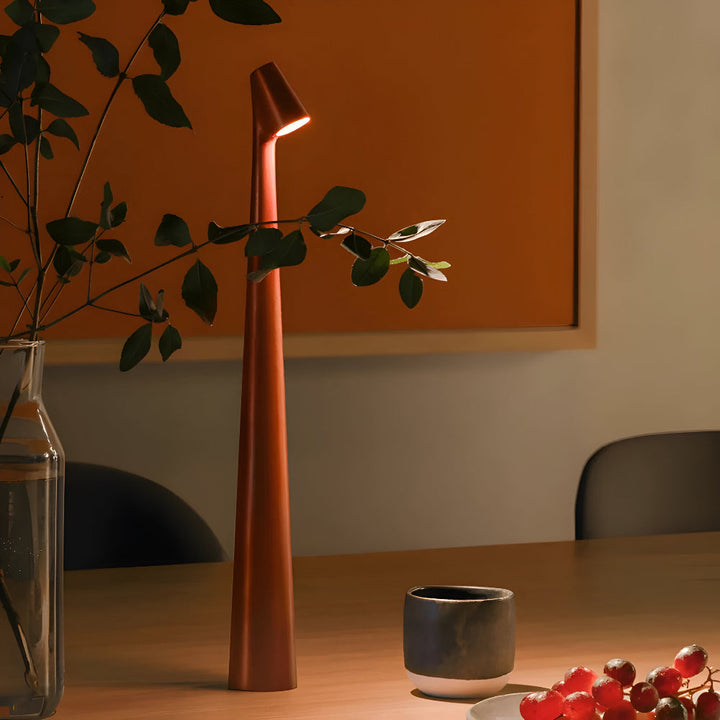 Batteridriven LED bordslampa i kopparfärg på ett matbord
