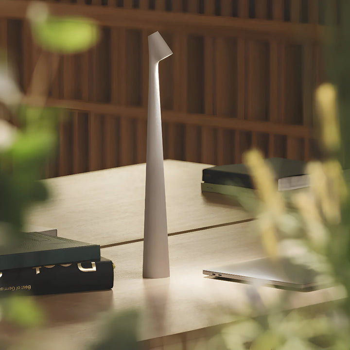 Modern trådlös LED bordslampa i vit färg på skrivbord
