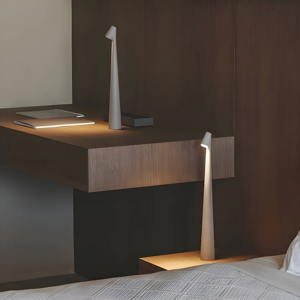 Minimalistisk LED-lampa med varmt ljus perfekt som nattlampa i sovrummet