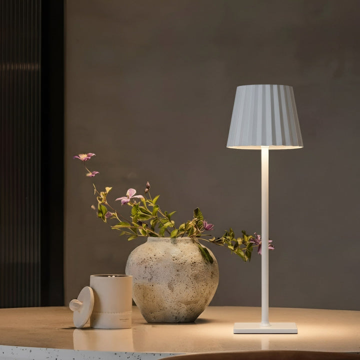 Trådlös LED-bordslampa i modern design placerad på ett soffbord i vardagsrum