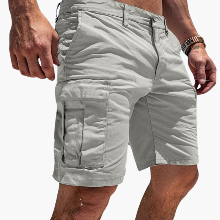 Kaki herr cargoshorts med flera fickor för vardagsbruk. Bekväma, knälånga sommarshorts för män.