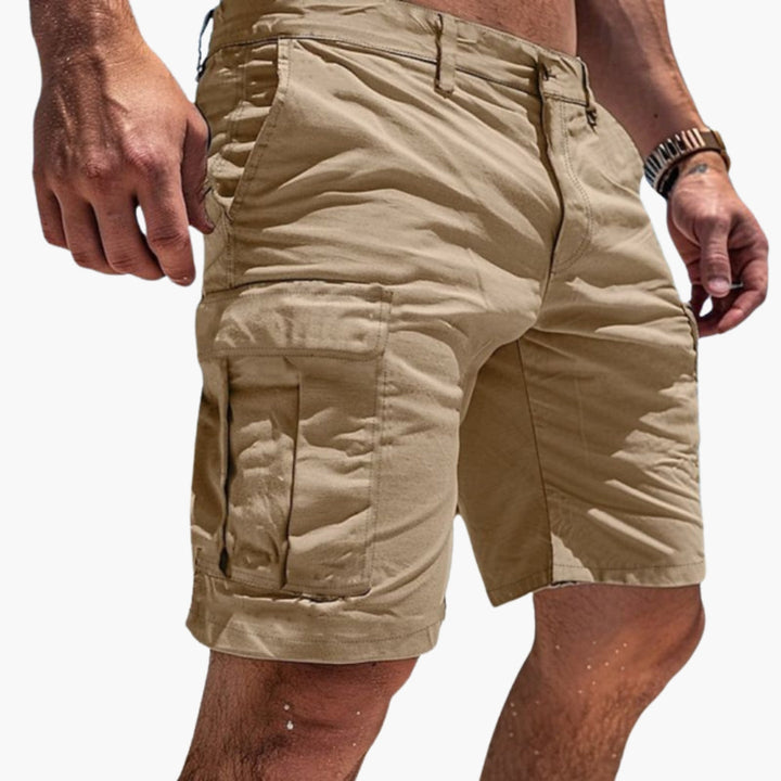 Stilrena svarta herr cargoshorts med gott om fickor. Perfekta knälånga shorts för sommar och vardag.