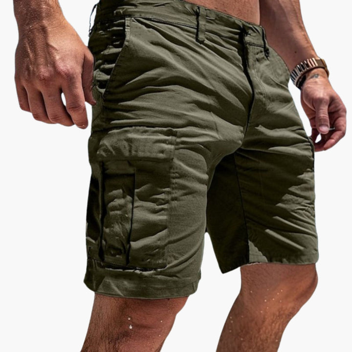 Gröna bekväma cargoshorts för herr, med praktiska fickor. Idealiska knälånga vardagsshorts för sommar.