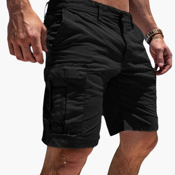 Ljusgrå herr cargoshorts med många funktionella fickor. Mångsidiga knälånga shorts för vardag och sommar.