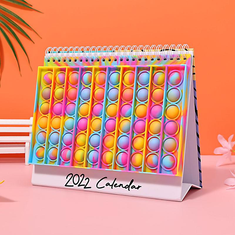 "Kalender med färgglada silikonbubblor för stresslindring och planering, perfekt för hem och kontor, i hållbart material."