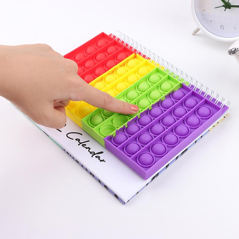 "Kalender med färgglada silikonbubblor för stresslindring och planering, perfekt för hem och kontor, i hållbart material."