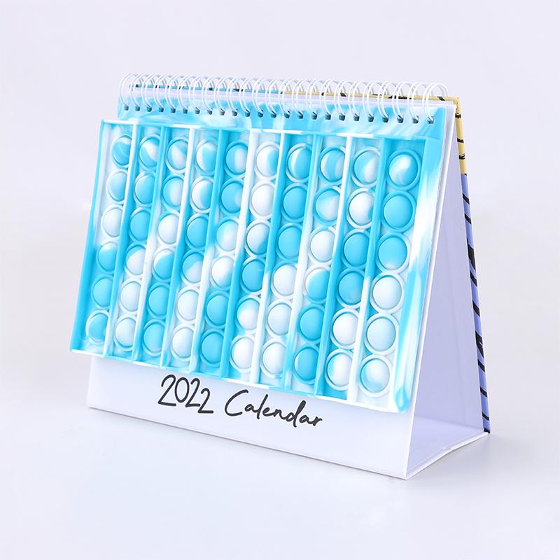 "Kalender med färgglada silikonbubblor för stresslindring och planering, perfekt för hem och kontor, i hållbart material."