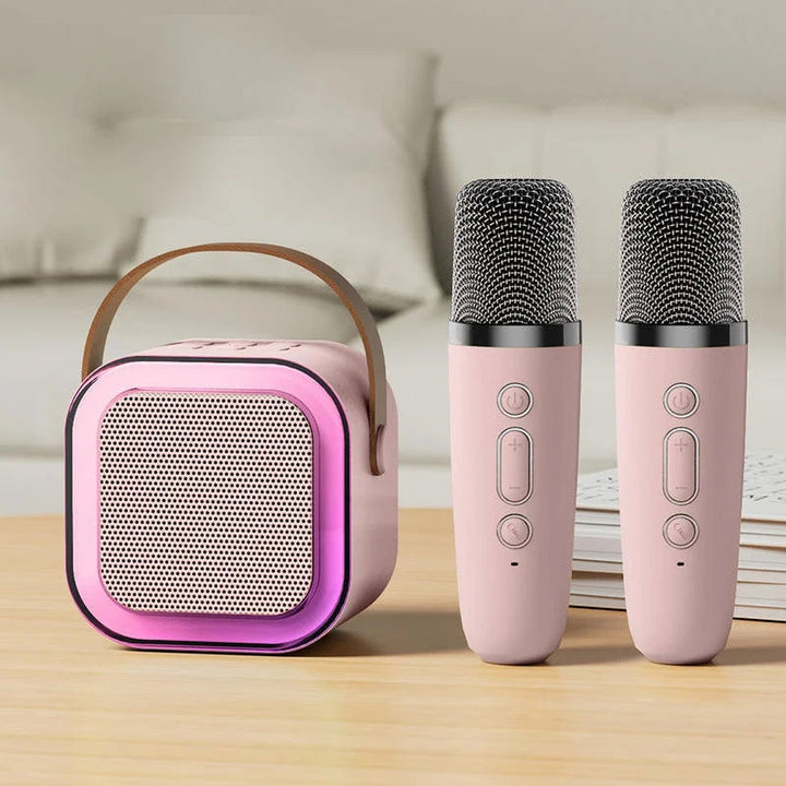 "Karaokemaskin för barn med två trådlösa mikrofoner, färgglada och bärbara, perfekt för sång och lek."