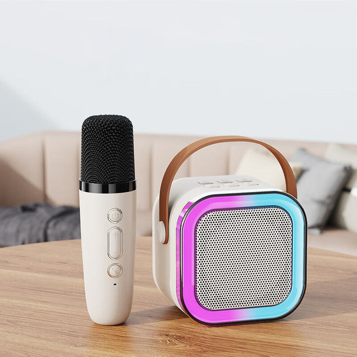 "Karaokemaskin för barn med två trådlösa mikrofoner, färgglada och bärbara, perfekt för sång och lek."