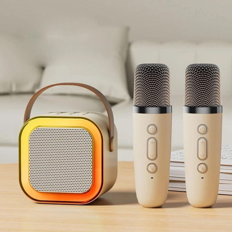 "Karaokemaskin för barn med två trådlösa mikrofoner, färgglada och bärbara, perfekt för sång och lek."
