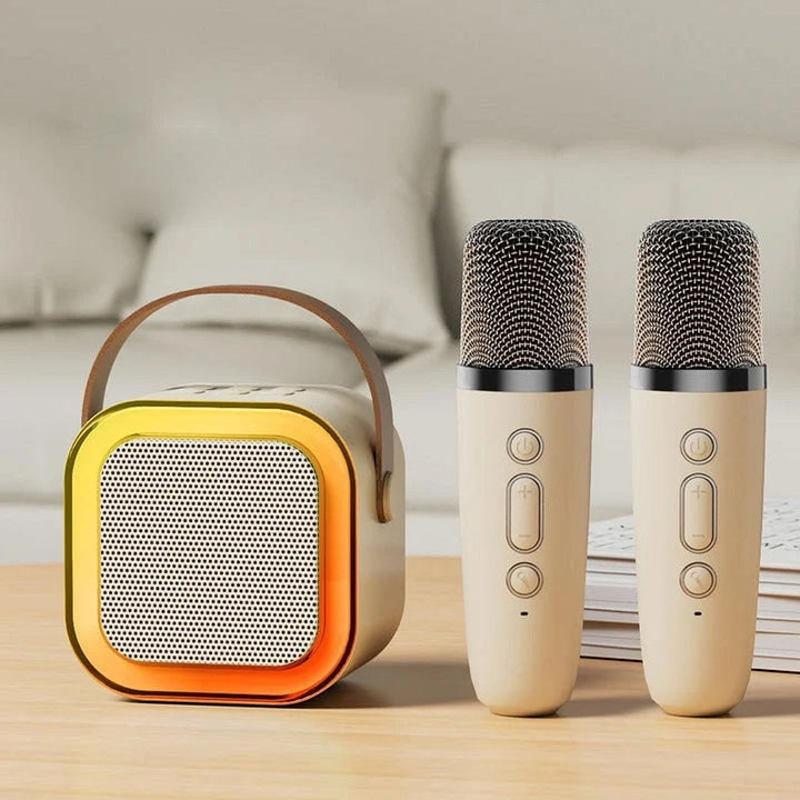 "Karaokemaskin för barn med två trådlösa mikrofoner, färgglada och bärbara, perfekt för sång och lek."