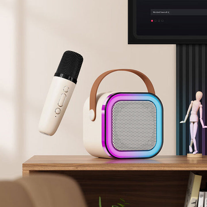 "Karaokemaskin för barn med två trådlösa mikrofoner, färgglada och bärbara, perfekt för sång och lek."