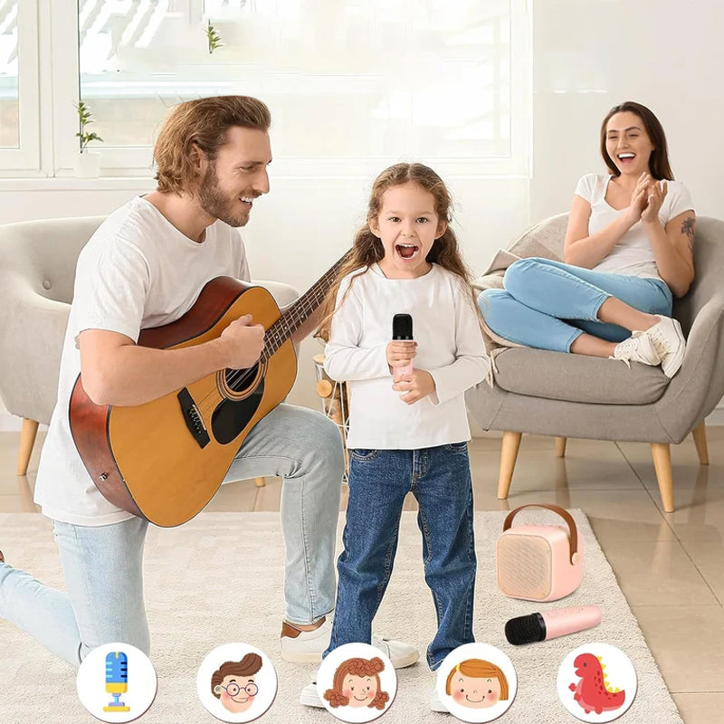 "Karaokemaskin för barn med två trådlösa mikrofoner, färgglada och bärbara, perfekt för sång och lek."