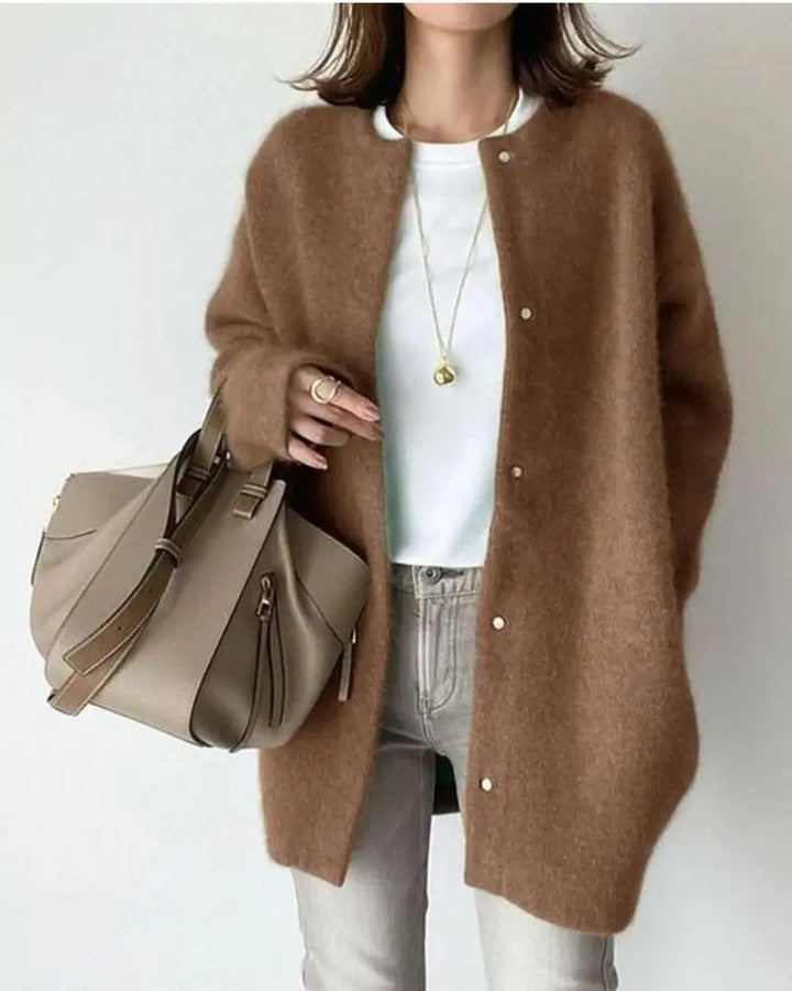 Närbild på stickad cardigan för dam med fina detaljer och mjuk struktur.