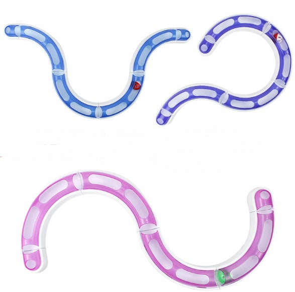 Kattens aktiverande bollbana i rosa och purpur, en stimulerande kattleksak som lockar till lek och jakt. Hållbar design.