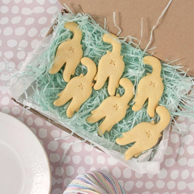 Kattformad kakskärare i vit plast för kreativ och lekfull bakning, perfekt för kakor och tårtdekorationer.