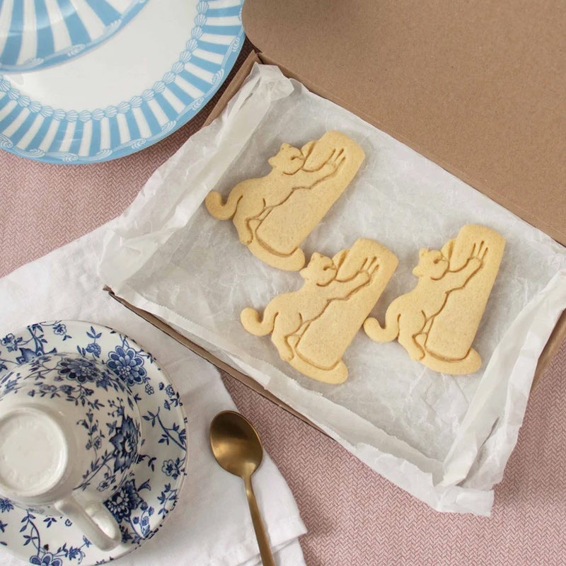 Kattformad kakskärare i vit plast för kreativ och lekfull bakning, perfekt för kakor och tårtdekorationer.