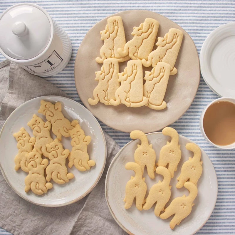 Kattformad kakskärare i vit plast för kreativ och lekfull bakning, perfekt för kakor och tårtdekorationer.
