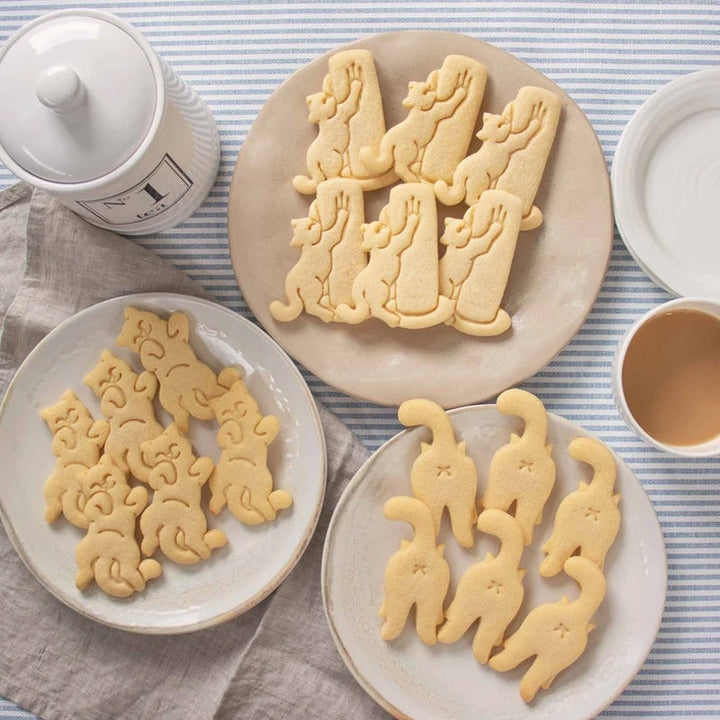 Kattformad kakskärare i vit plast för kreativ och lekfull bakning, perfekt för kakor och tårtdekorationer.