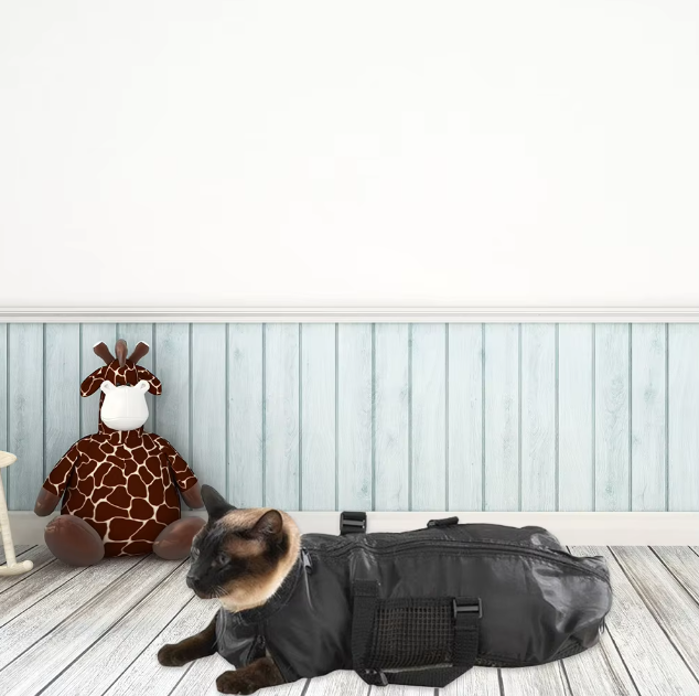 Detaljbild av hållbar kattklippningsväska. Säker design för pälsvård & kloklippning, perfekt för kattägare.