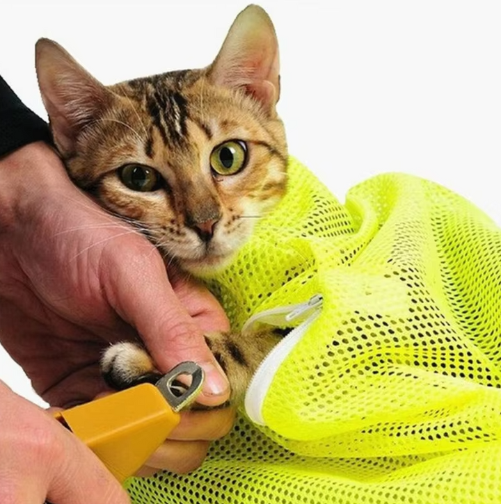 Kattvårdssäck i nätmaterial för stressfri bad och kloklippning av din katt. Ger trygghet vid pälsvård.