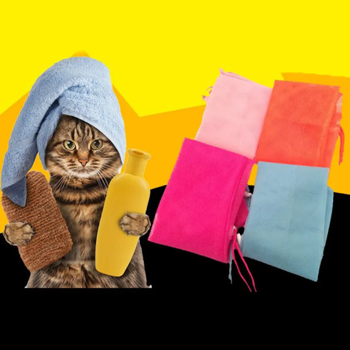 Kattens badsäck i nätmaterial, perfekt för stressfri tvätt och pälsvård. Håller katten lugn.