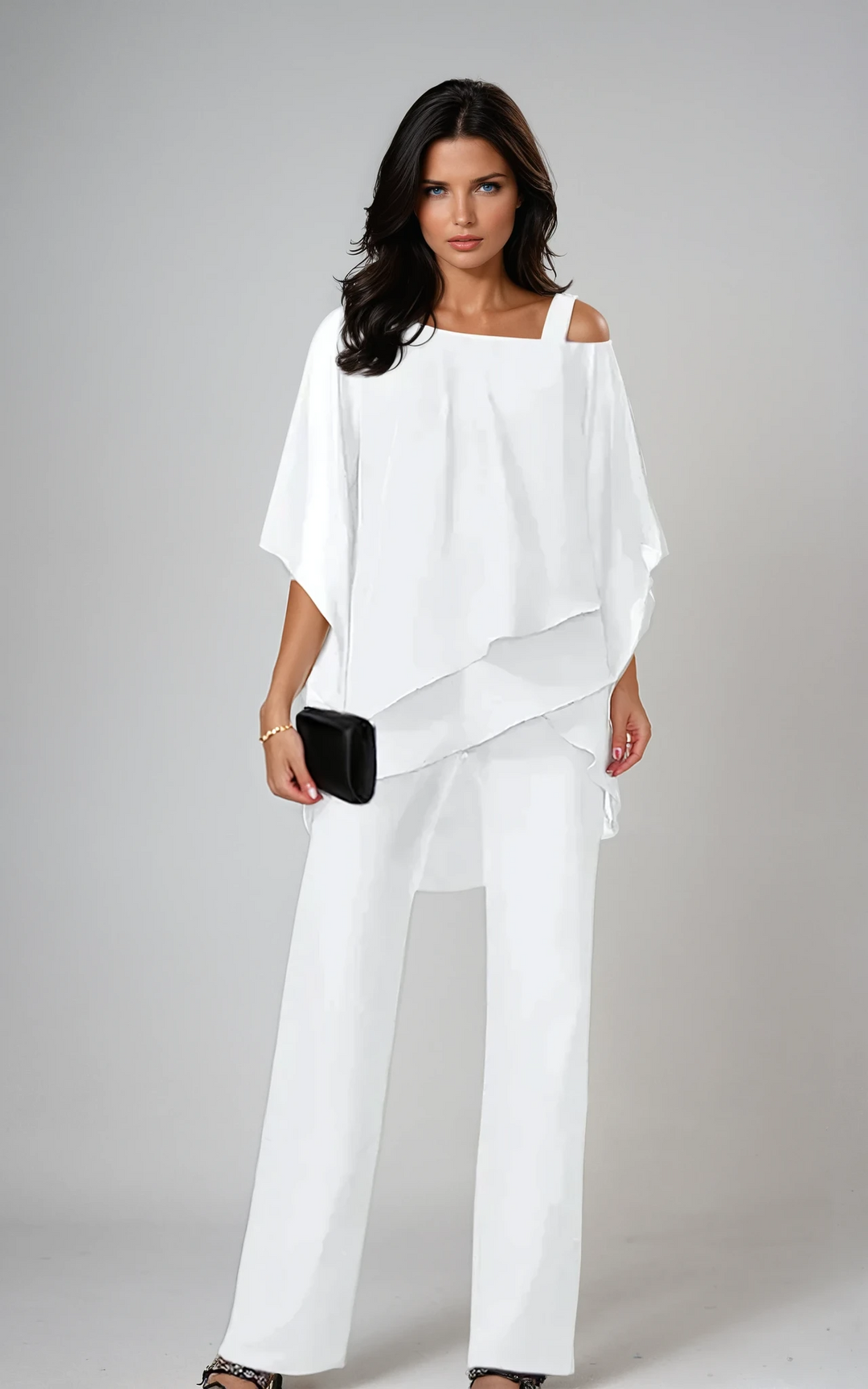 Modell i vit Lucie elegant tvådelat set med asymmetrisk topp