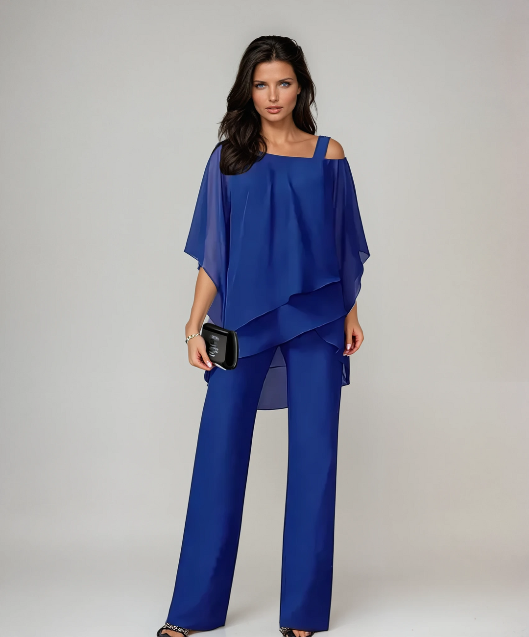Modell i blå Lucie elegant tvådelat set i följsamt material