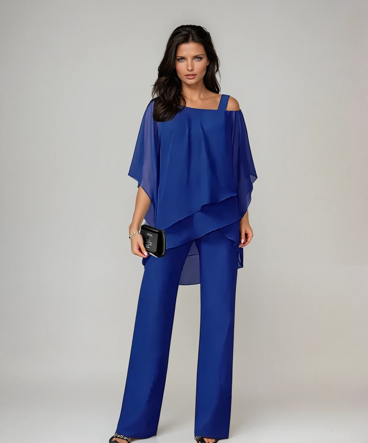Modell i blå Lucie elegant tvådelat set i följsamt material